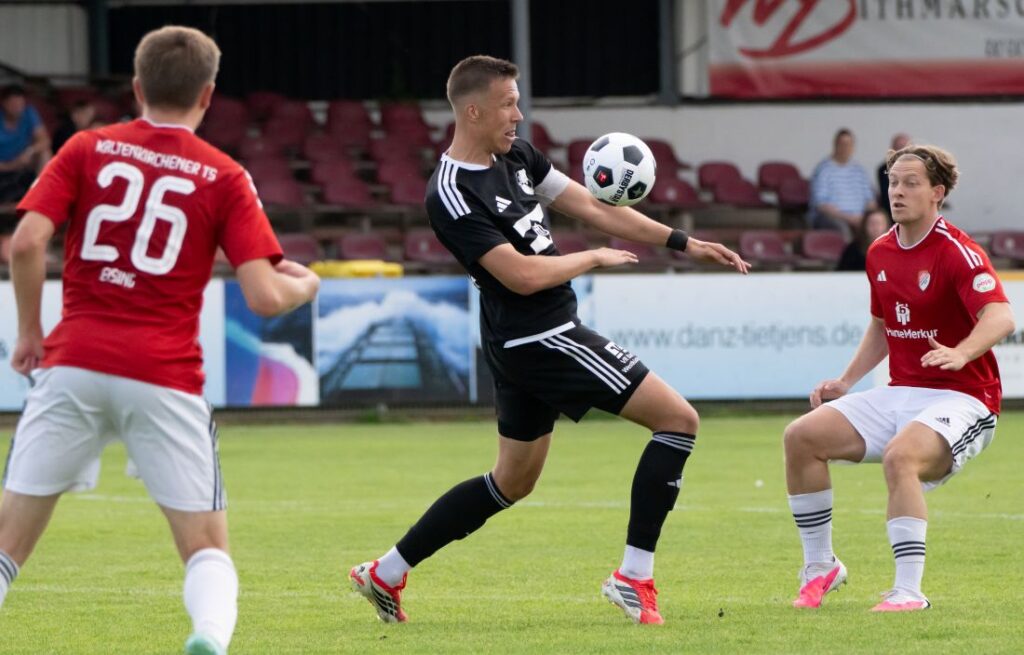 Jonah Gieseler (Heider SV) mit eleganter Ballannahme. © 2026 Volker Schlichting