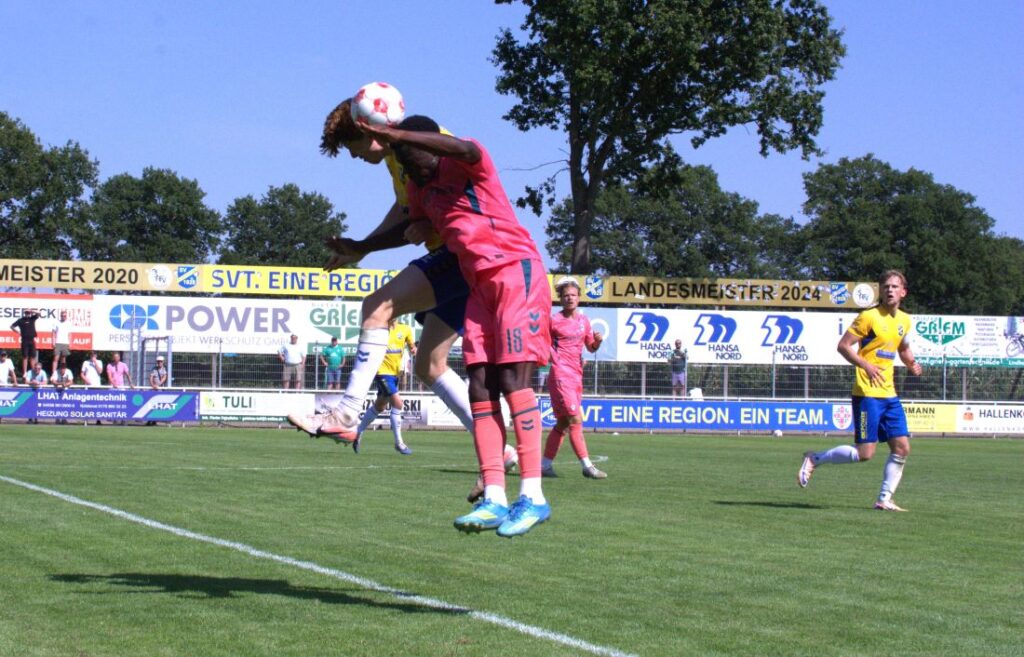 Justin Cloppatt (Todesfelde) im Kopfballduell mit Princewill Mbock (Werder U23). © 2026 Olaf Wegerich