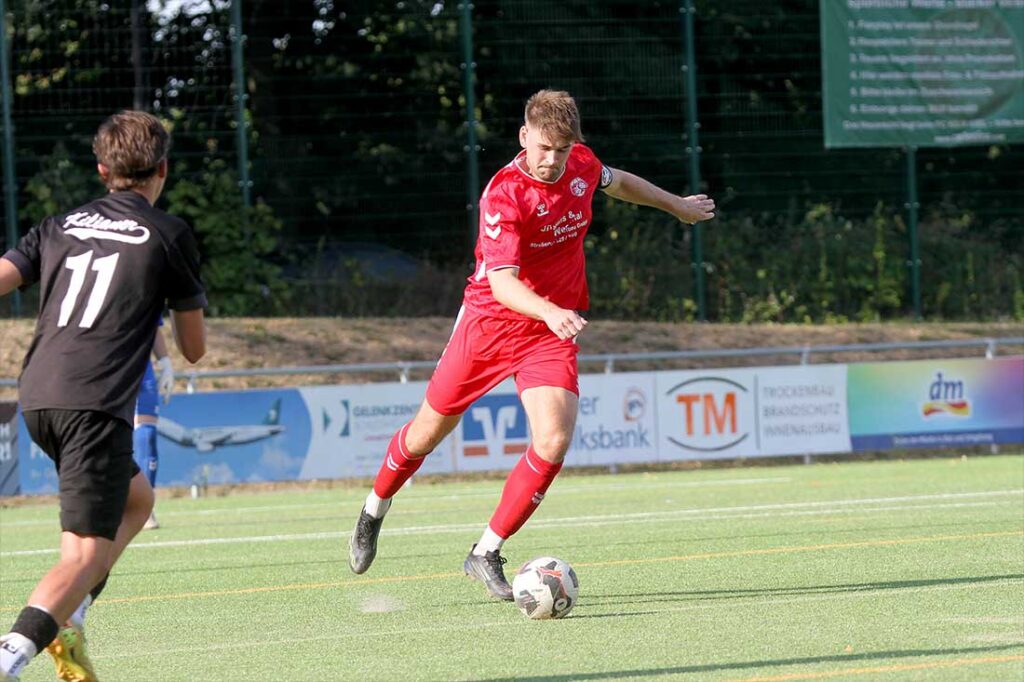 Kapitän Maximilian Möhr (SG Sarau-Bosau) befreit sich aus dem Pressing mit einem langen Ball. Links Bartosz-Marek Neumann. © 2026 Ismail Yesilyurt 