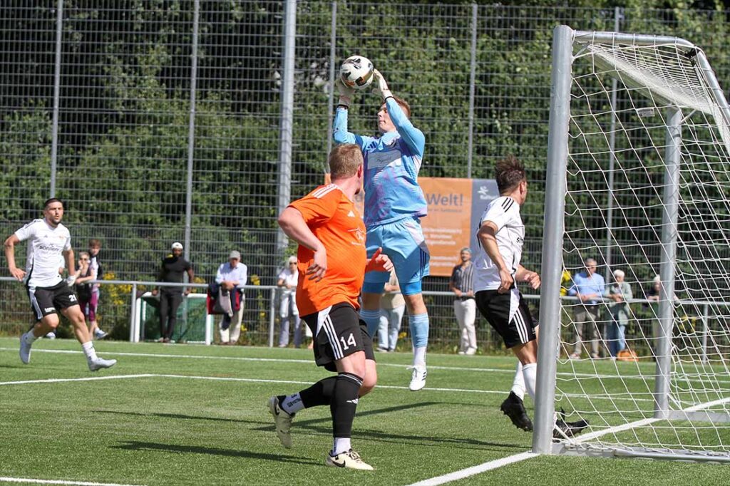 Keeper Maximilian Müller (Heikendorfer SV) fängt eine Flanke sicher ab. © 2026 Ismail Yesilyurt