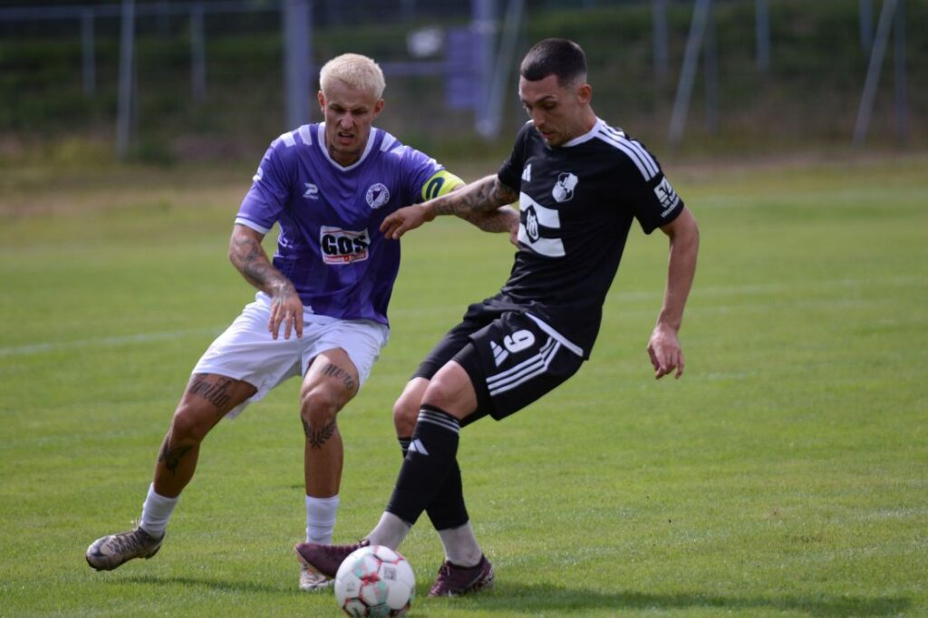 Kenny Korup (VfR Neumünster) gegen Mika Kieselbach (Heider SV). © 2026 Olaf Wegerich