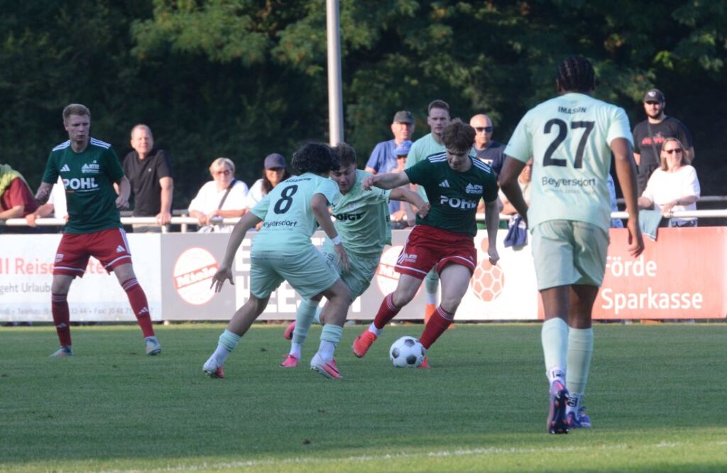 Kirill Vojtenko (Hohenwestedt) versucht sich von Ayoub Assameur und Din Mehanovic (PSV Neumünster) abzusetzen. © 2026 Olaf Wegerich