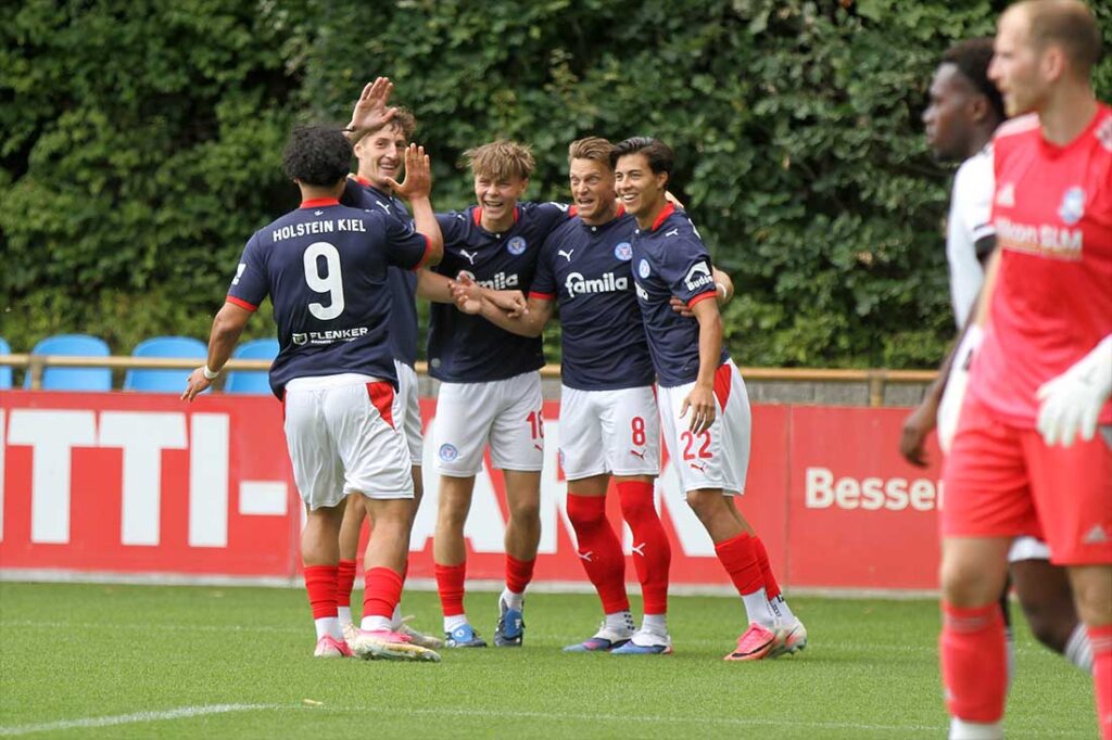 Der passt - Islam Matene (re., Holstein Kiel II) erzielt per Heber die dritte Führung für Holstein Kiel II. © 2026 Ismail Yesilyurt