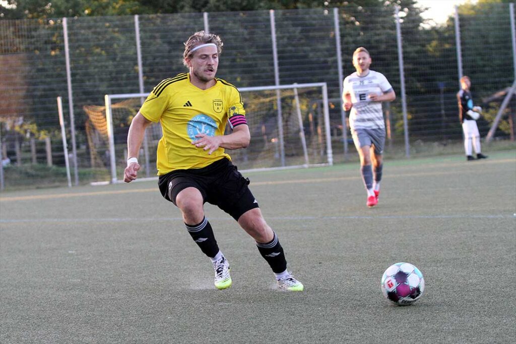 Lasse Baesler (TSV Altenholz) schaltete sich im wieder ins Offensivspiel ein. © 2026 Ismail Yesilyurt