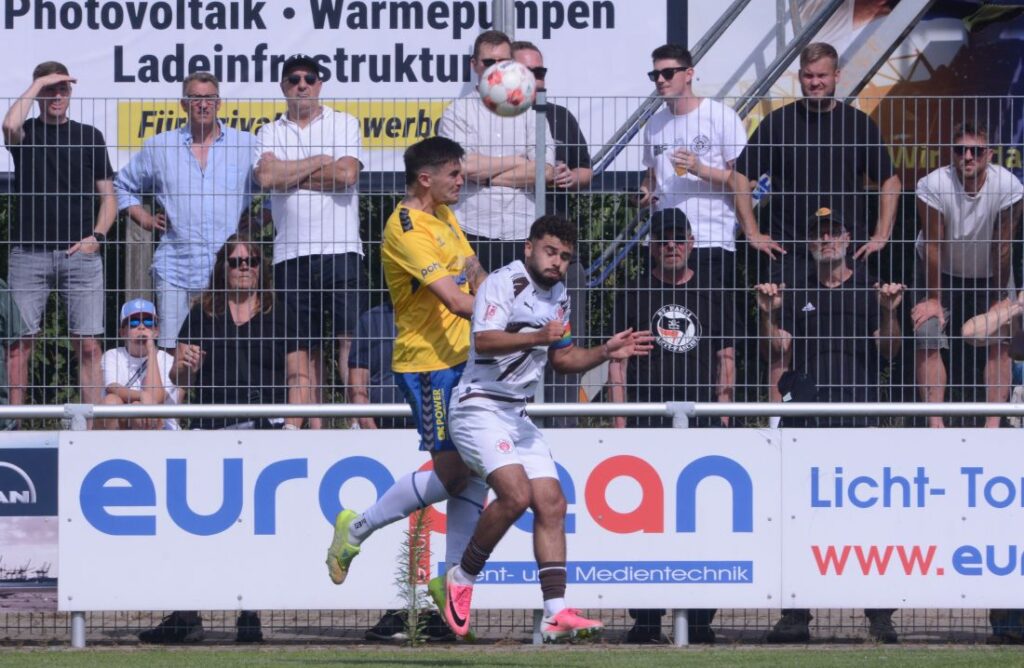 Lasse Jetz (Todesfelde) im Kopfballduell mit Kenan Aydin (St.Pauli). © 2026 Olaf Wegerich