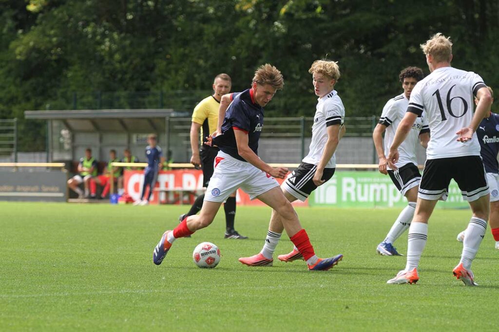 Linksverteidiger Maximilian Apelt (Holstein Kiel II) mit Offensivdrang in der (. © 2026 Ismail Yesilyurt
