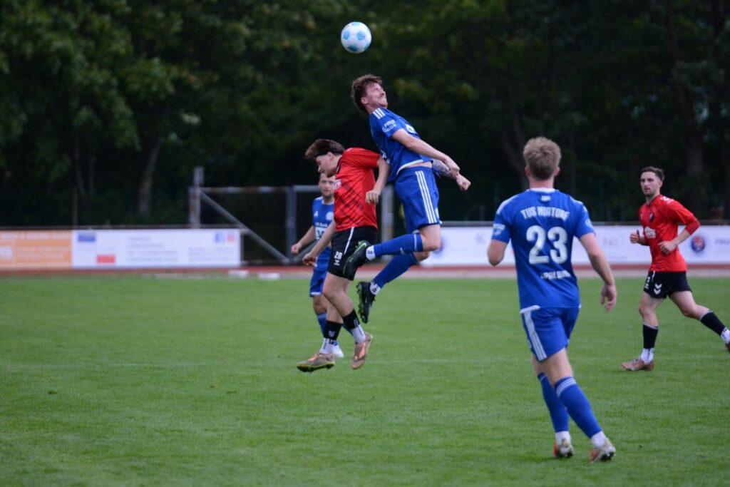 Lucas Laffin (TSV Kropp) gegen Jasper Schwarz (TUS Nortorf). © 2026 Olaf Wegerich
