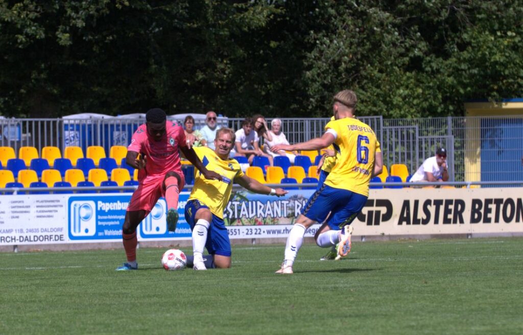 Mario Mbassi (Werder) gegen Christian Rave (Todesfelde). © 2026 Olaf Wegerich