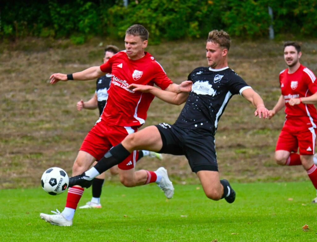 Mark-Lukas Krüger (TS Einfeld) dynamisch im Zweikampf gegen Niklas Kock (re., TSV Flintbek. © 2026 Meryem Manke