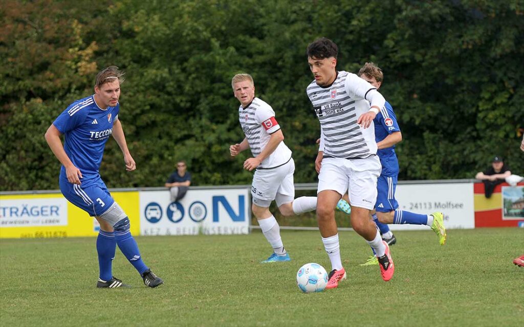Marko Grbavac (TSV Friedrichsberg-B.) war einer der Leistungsträger. Links Tom Braesch (SpVg Eidertal Molfsee). © 2026 Ismail Yesilyurt