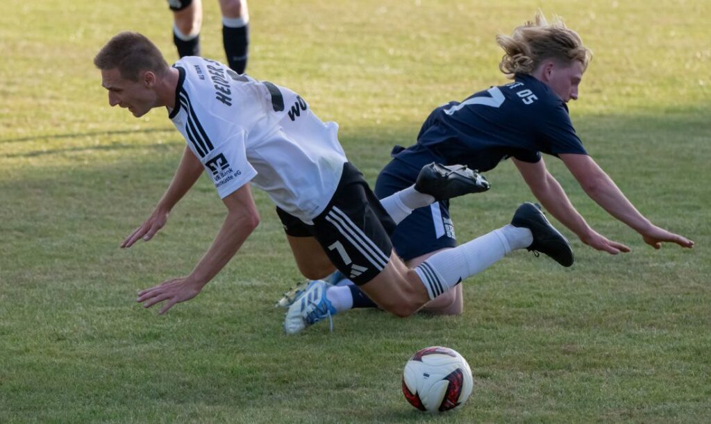 Marvin Wolf im Zweikampf mit dem Torschützen zum 2-2 Ausgleich Tewes Rohwedder (SG Geest 05). © 2026 Volker Schlichting
