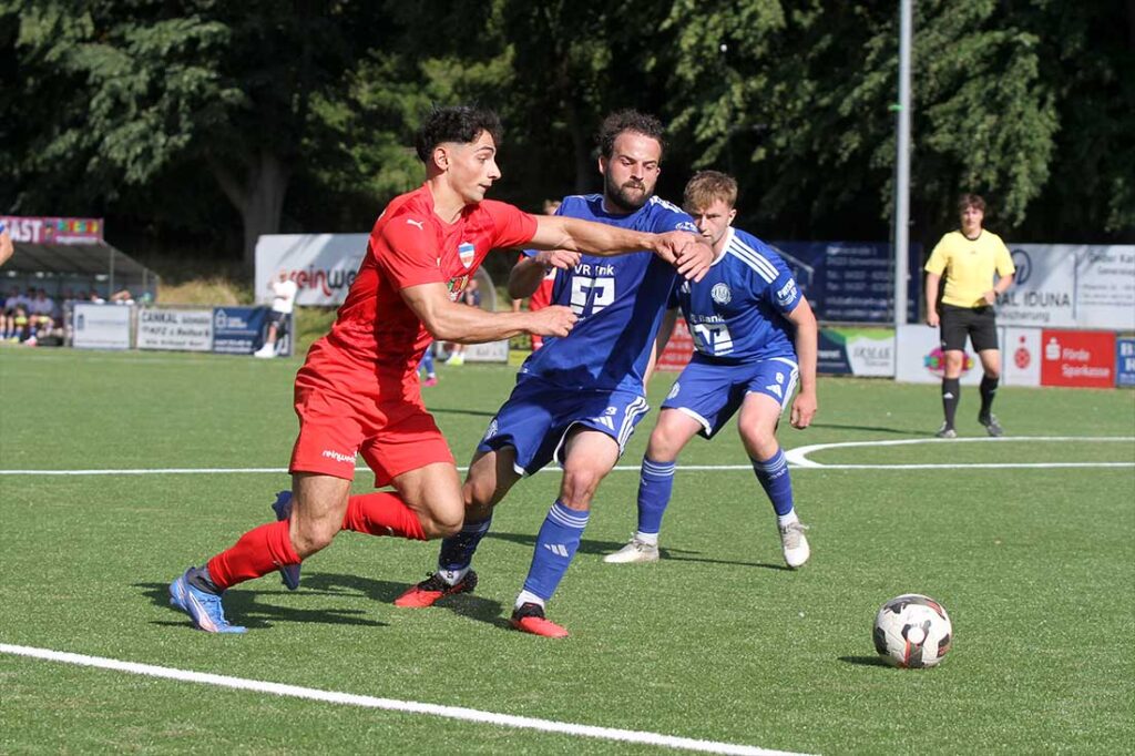Melih Cerrah (Inter Türkspor) wirbelte den TuS Nortorf durcheinander. Hier weiß Leon Gehrke (TuS Nortorf) nicht, wo vorne und hinten ist. © 2026 Ismail Yesilyurt