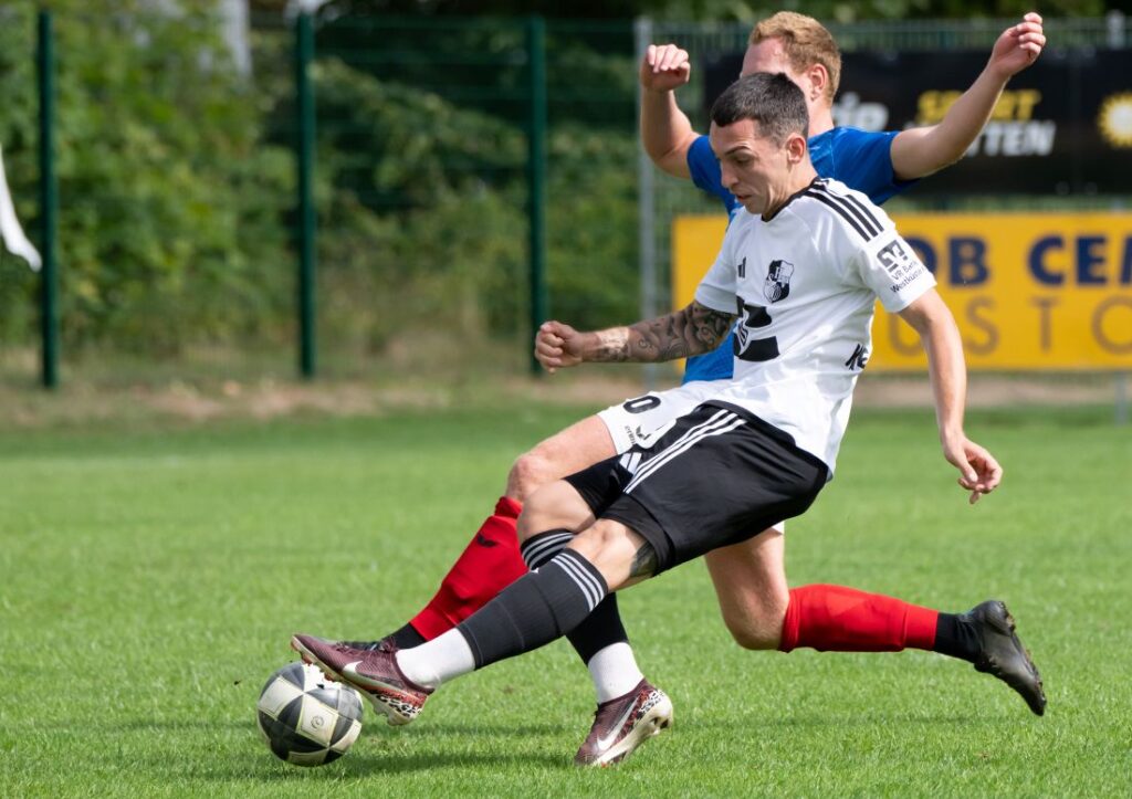 Mika Kieselbach (Heider SV) im harten Zweikampf mit Patrick Thomsen (TSB Flensburg). © 2026 Volker Schlichting