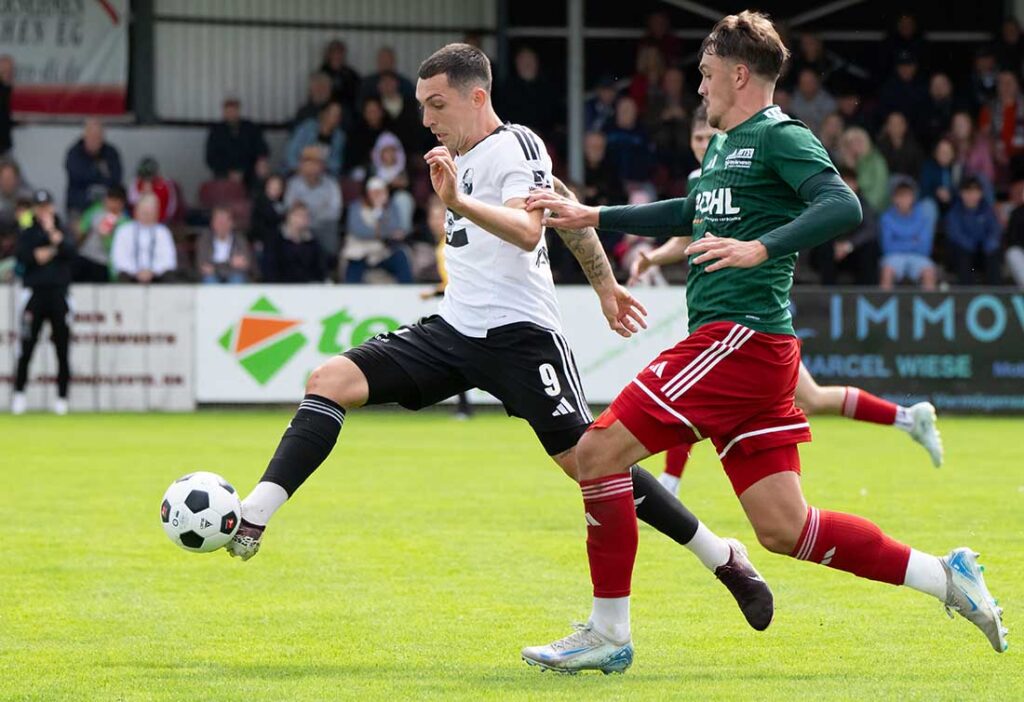 Mika Kieselbach (Heider SV) nimt gegen Ex-Mitspieler Macius Dahm (MTSV Hohenwestedt) Anlauf auf das MTSV-Tor. Doch das Abschlusspech ist schneller und überholt. © 2026 Volker Schlichting