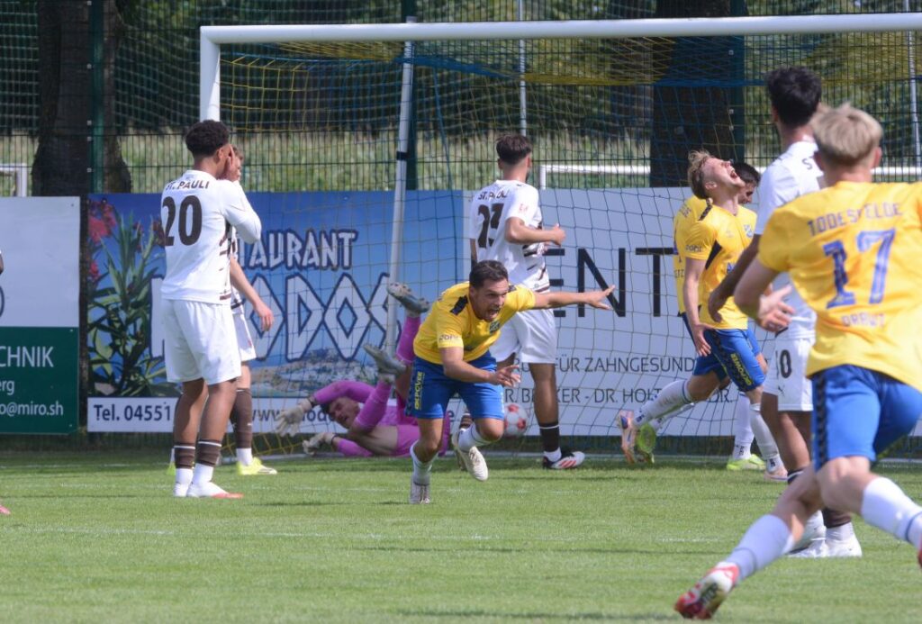 Mirko Boland (Todesfelde) dreht jubelt ab nach seinem verrückten Kopfballtreffer zum 5-4. © 2026 Olaf Wegerich