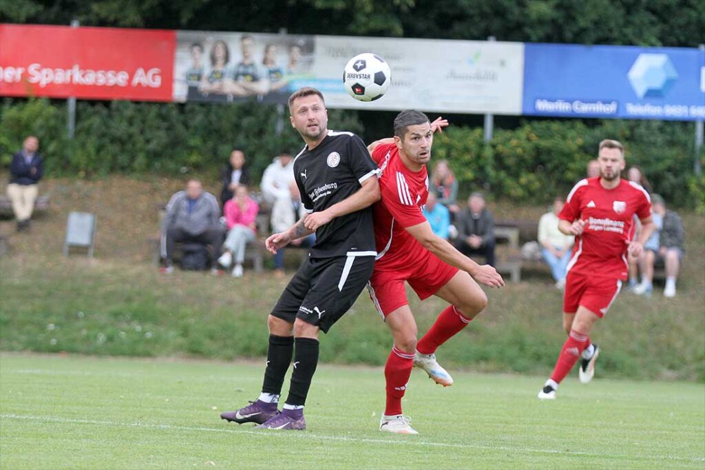 Mittelfeldduell zwischen Azem Mehanovic (li., Probsteier SG) und Dariush Sommerfeld (TSV Flintbek). © 2026 Ismail Yesilyurt