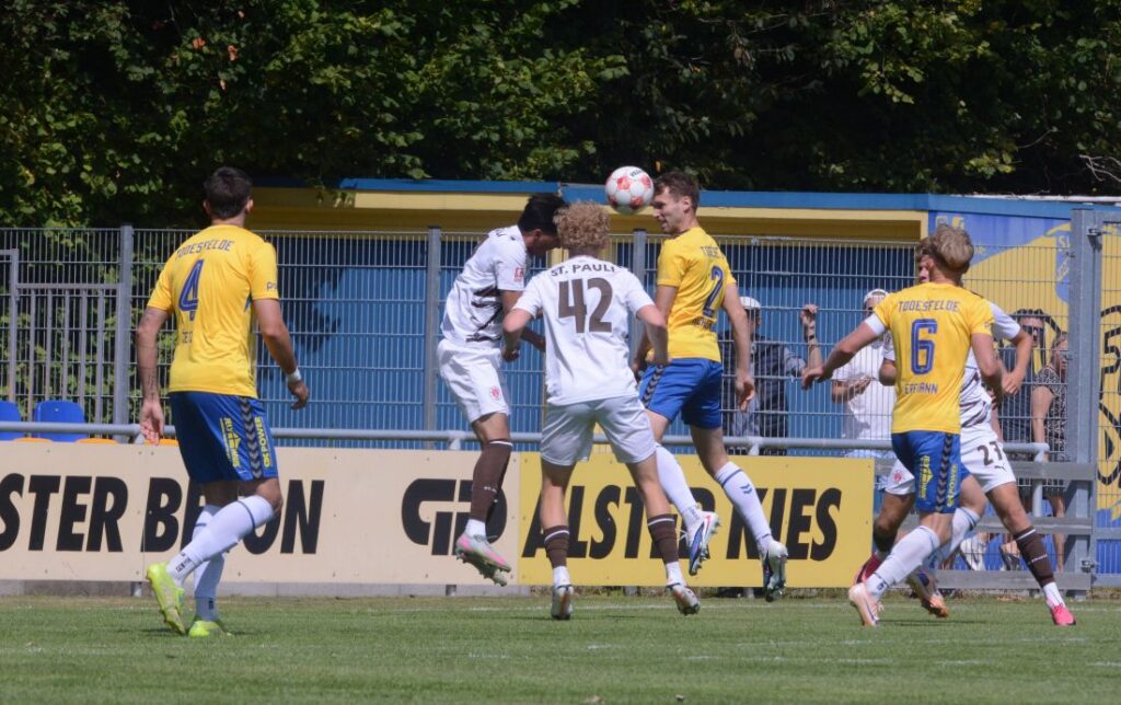 Moritz Achtenberg (SV Todesfelde) iist im Kopfballduell vor Marwin Schmitz (42) und am Ball. ©2026 Olaf Wegerich