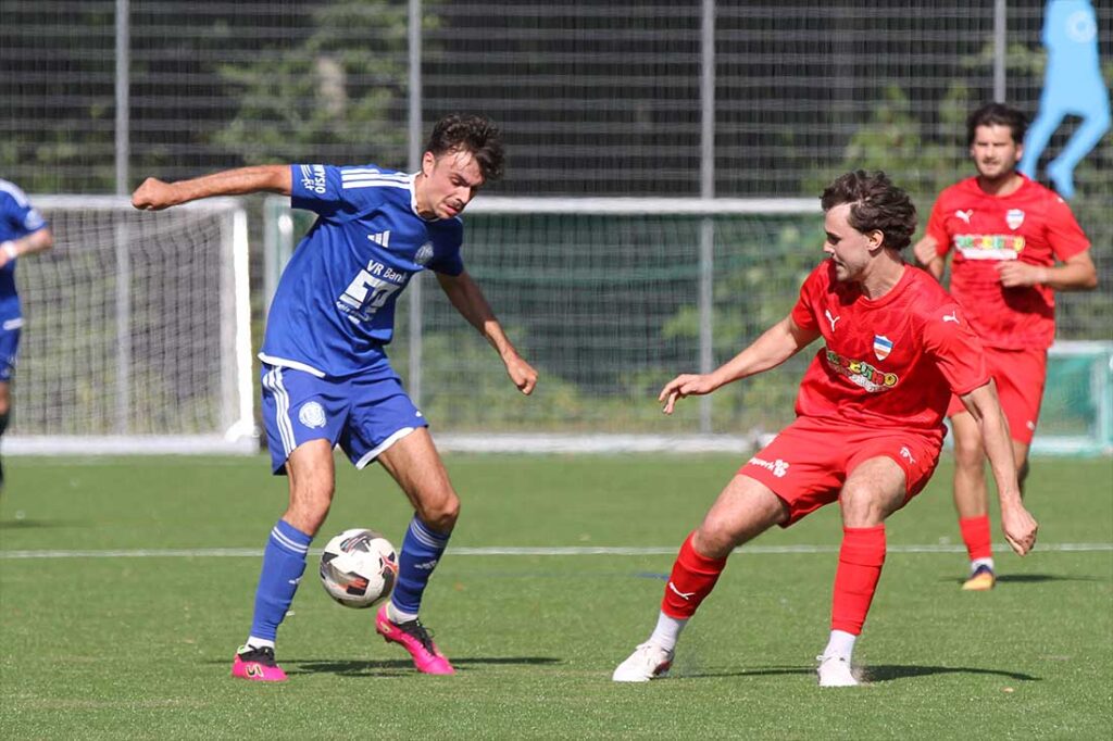 Moritz Haye (Inter Türkspor), führte seine gute Form auch gegen Nortorf fort. Hier wird Lasse Böttcher, letzte Saison Toptorjäger mit 31 Toren, gestellt. © 2026 Ismail Yesilyurt