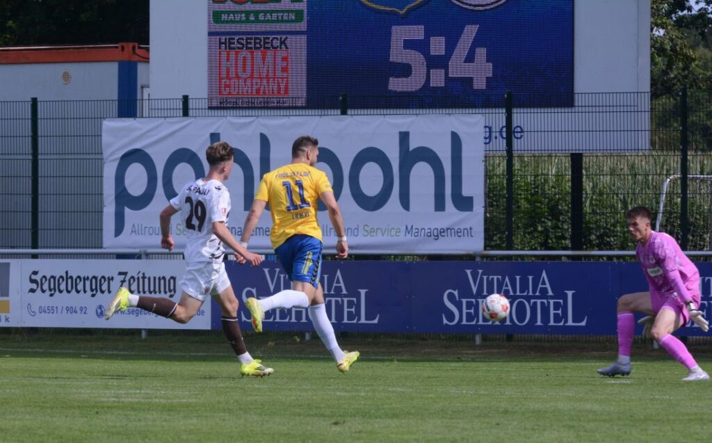 Morten Liebert (SV Todesfelde) hier verfolgt von Lucas Schulze trifft gegen Torhüter Simon Spari (FC St.Pauli) zum 64 Endstand. © 2026 Olaf Wegerich