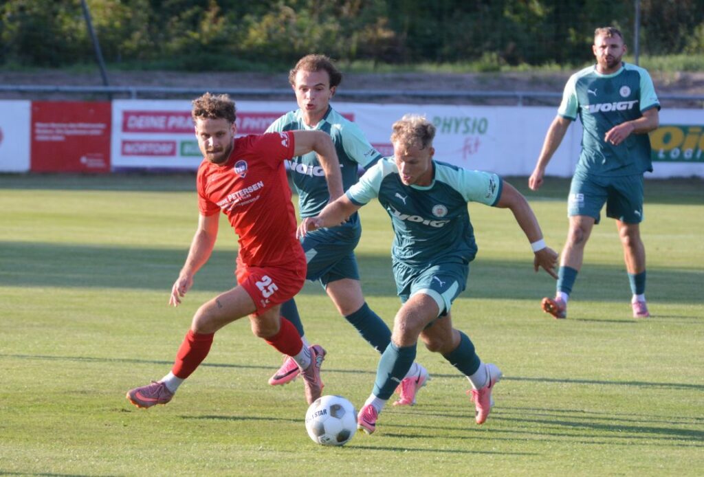 Noel Kurzbach (TSB Flensburg) und Youri von der Mehden (PSV Neumünster) lieferten sich intensive Zweikämpfe. © 2026 Olaf Wegerich
