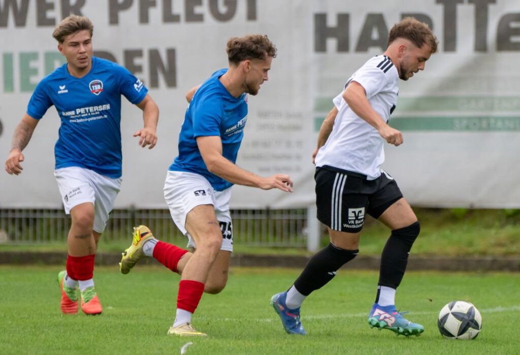 Noel Kurzbach (TSB Flensburg) verfolgt Lennart Busch (Heider SV). © 2026 Volker Schlichting