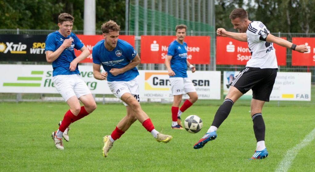 Noel Kurzbach (TSB Flensburg) wirft sich in einen Schuss von Jonah Gieseler (Heider SV). © 2026 volker Schlichting