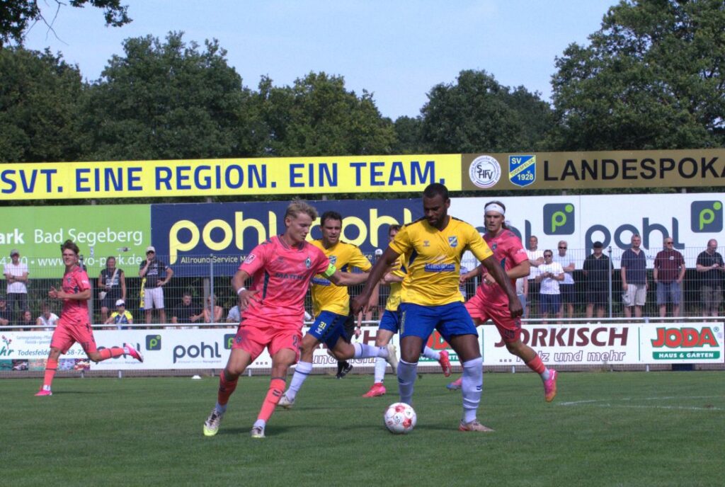 Paul Bellmann (Werder U 23) gegen Benjamin Petrick (Todesfelde). © 2026 Olaf Wegerich