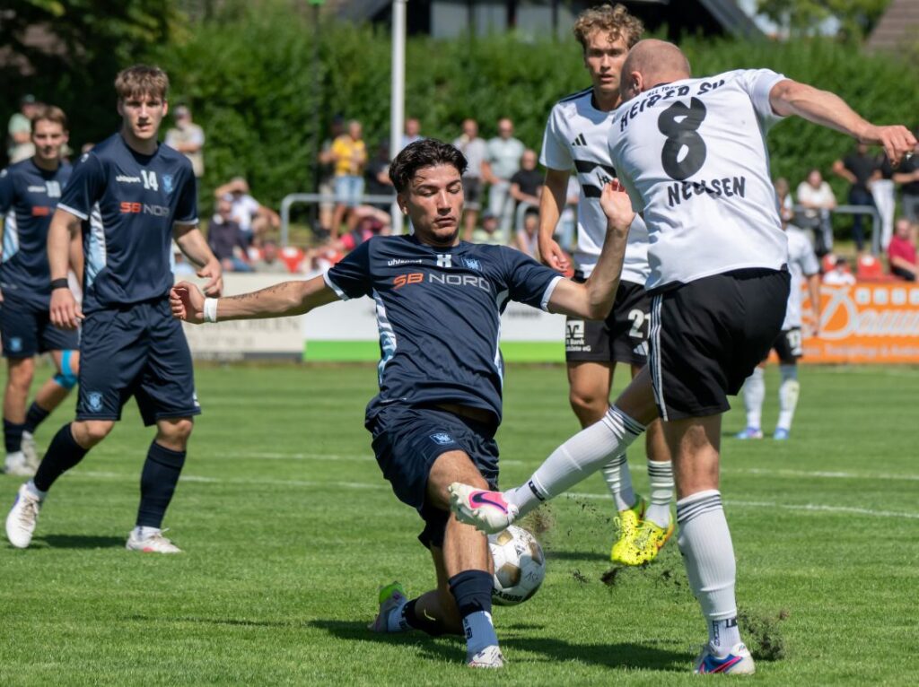 (Rapid Lübeck) blockt den Schussversuch von Steffen Neelsen (Heider SV). © 2026 Volker Schlichting