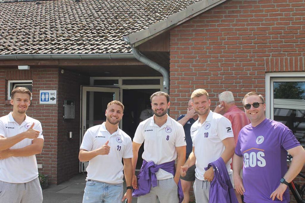 Rasensport-Präsident Torben John (1. von rechts) ist wie der gesperrte Nils Drauschke und die verletzten Christoph Kahlcke, Luca Aouci und Sven Freitag (von rechts) schon vor dem Spiel optimistisch