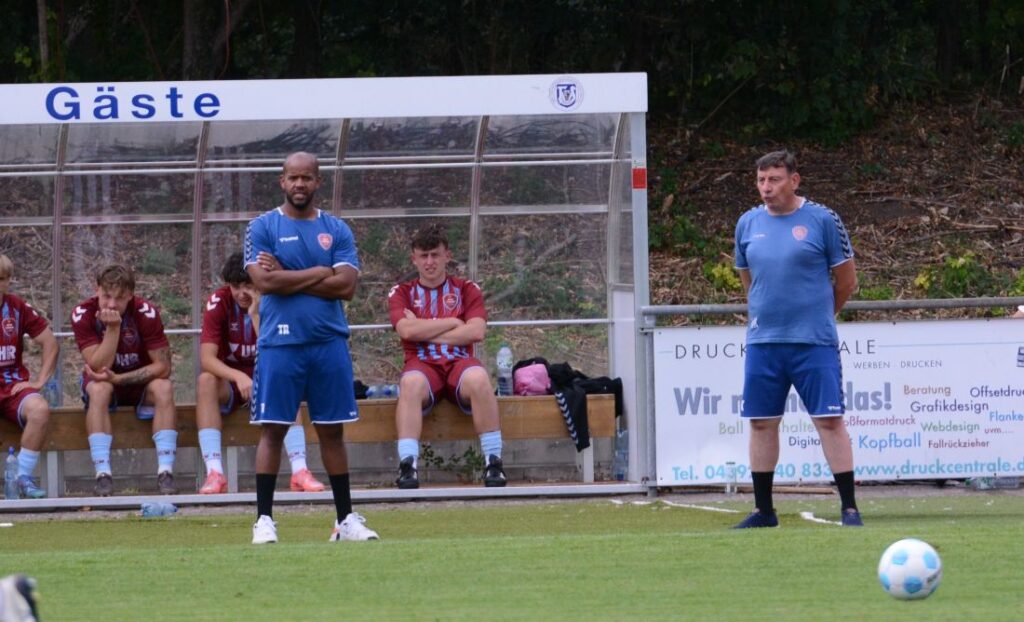 Rechts für Trainer Dimitry Kehl und Weiche Flensburg II gab es in Nortorf nichts zu holen. © 20236 Olaf Wegerich