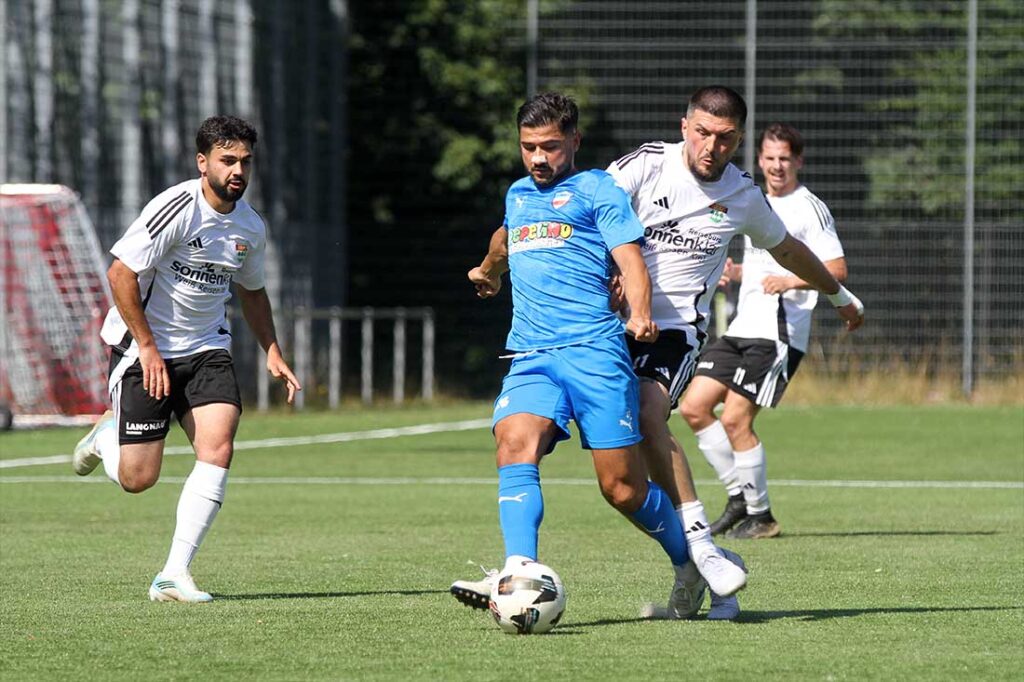 Rezan Acer (Inter Türkspor Kiel) wird von Prempton Jasari (re.) und Abbas Sharba (TSV Kronshagen) gedoppelt. © 2026 Ismail Yesilyurt