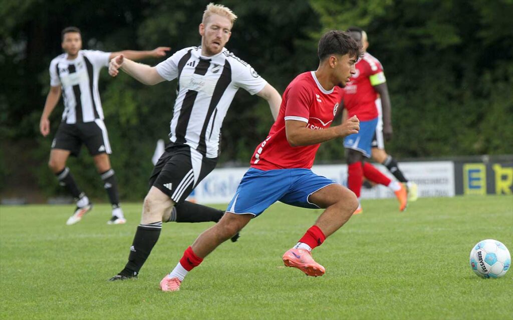 Salaeh Beko (Husumer SV) und Mitspieler verschenkten wieder zwei Punkte. © 2026 Ismail Yesilyurt