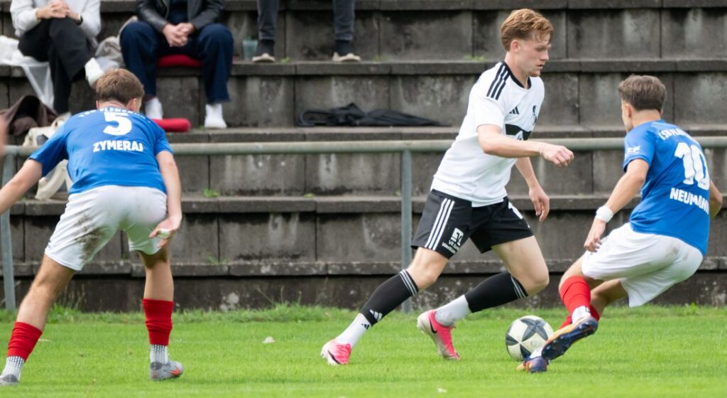 Siegtorschütze Mathis Harms (Heider SV) hier gegen Alton Zymeraj (li) und Neumann (TSB Flensburg).