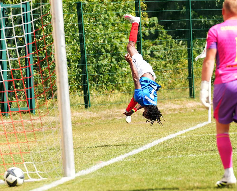 So akrobatisch wie der Salto von Bennett Kwame (TSB Flensburg) nach seinem Tor, war auch das Ergebnis mit 7-1 gegen den Oldenburger SV. © 2026 Jacqueline Röder