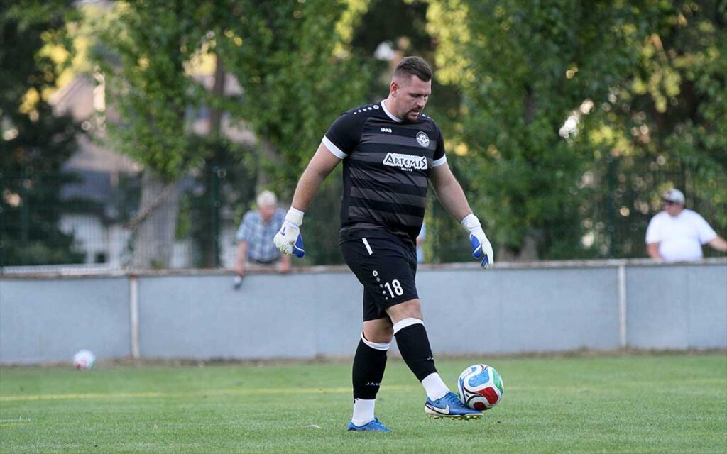 So ruhig wie hier war es für Keeper Niklas Matthies (SG Dobersdorf-Probsteierhagen) nicht. Da rollte doch oft eine Offensivlawine der Kilianer auf ihn zu. © 2026 Ismail Yesilyurt