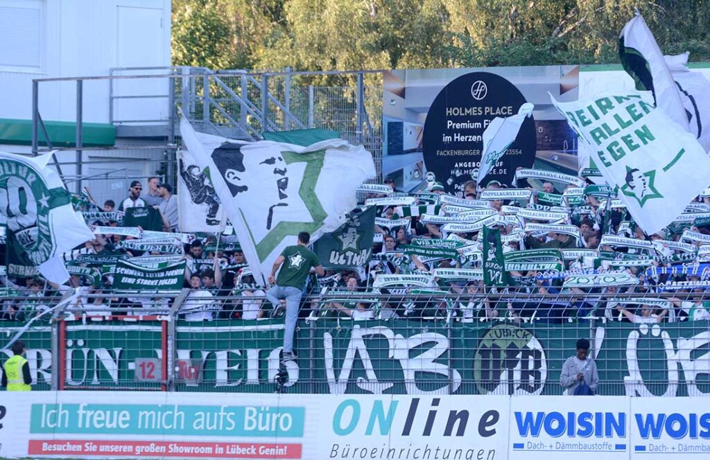 Die Niederlage trüübte etwas Stimmung auf den VfB-Rängen, aber die Fans honorierten die gute VfB-Leistung. © 2026 Olaf Wegerich