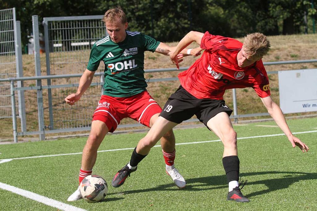 Tanz zwischen den beiden Torschützen Tim Sienknecht (MTSV Hohenwestedt) und Lucas Groß (re., Kilia Kiel.). © 2026 Ismail Yesilyurt