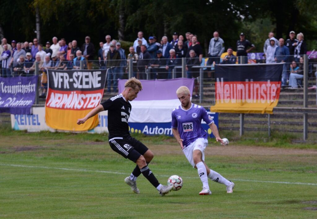 Tarek von Böhlen (li., Heider SV) gegen Jan Lippegaus (VfR Neumünster). © 2026 Olaf Wegerich