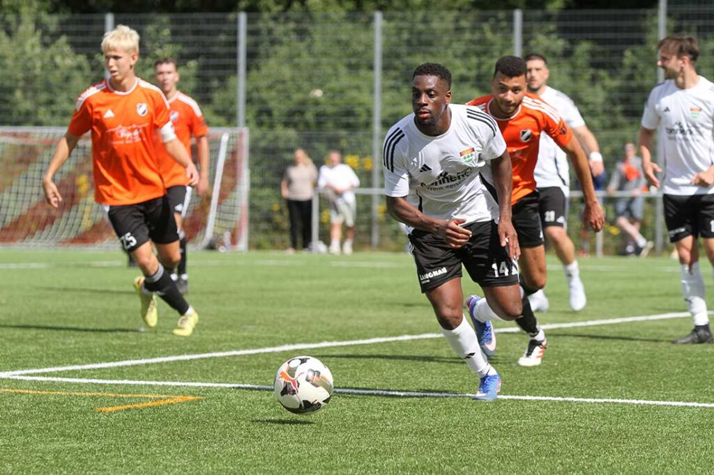 Teyi Lawson-Body (TSV Kronshagen), hier in der Partie gegen Heikendorf aufgerückt, ist in der Abwehr ein wichtiger Stabilsator. © 2026 Ismail Yesilyurt