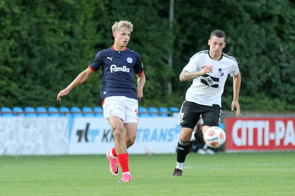 Till Wiese (Holstein Kiel II) gegen Mika Kieslbach (Heider SV). © 2026 Ismail Yesilyurt