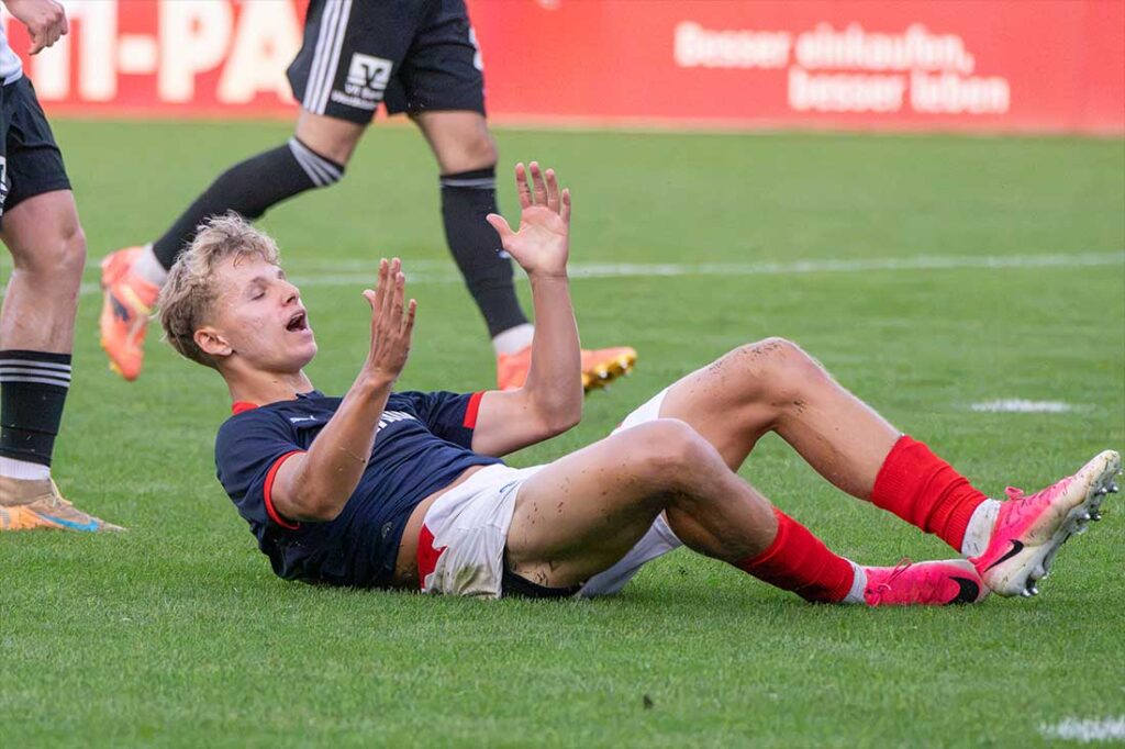 Till Wiese (Holstein Kiel U23) nach einer vergebenen Chance in der zweiten Halbzeit gegen den Heider SV. © 2026 Voilker Schlichting