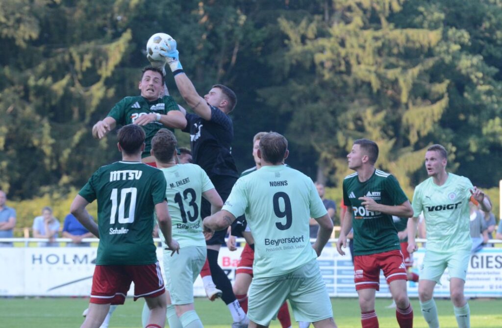 Tilman Körtzinger (PSV Neumünster) klärt in höchster Not vor Henrik Schnoor (Hohenwestedt). © 2026 Olaf Wegerich