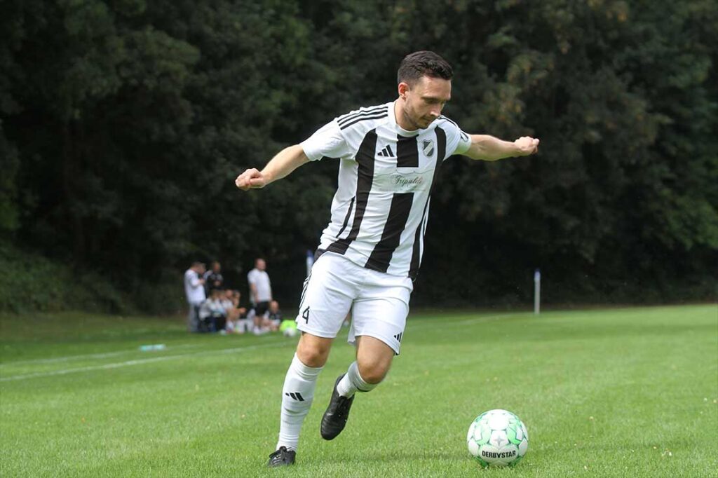 Tim Markwardt und der Heikendorfer SV standen gegen Inter Türkspor Kiel unter Dauerstress.© 2026 Ismail Yesilyurt
