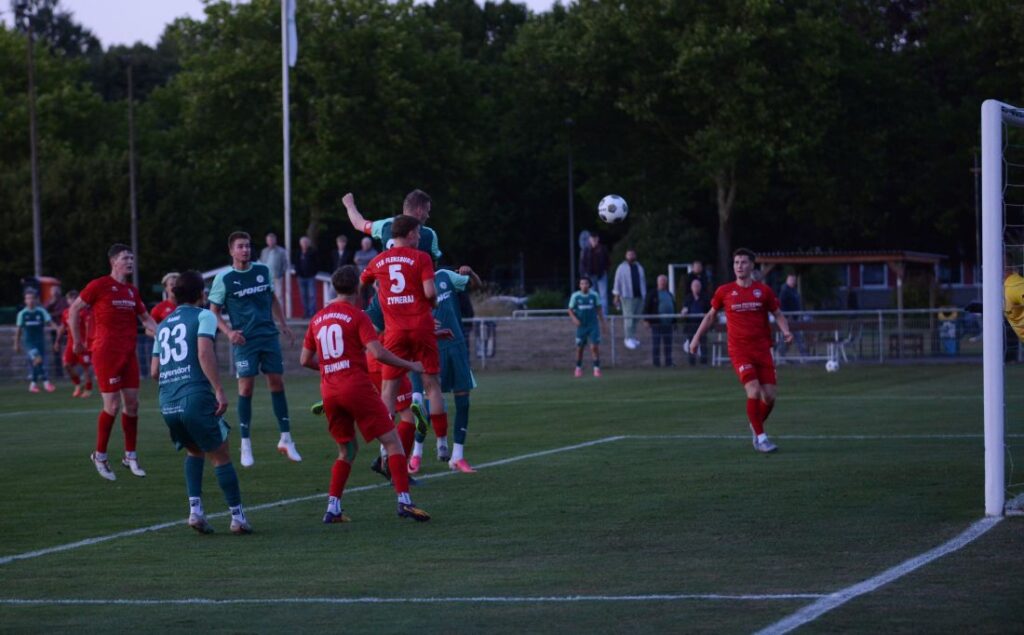 Timo Barendt (PSV Neumünster) köpft zum 2-2 ein. © 2026 Olaf Wegerich