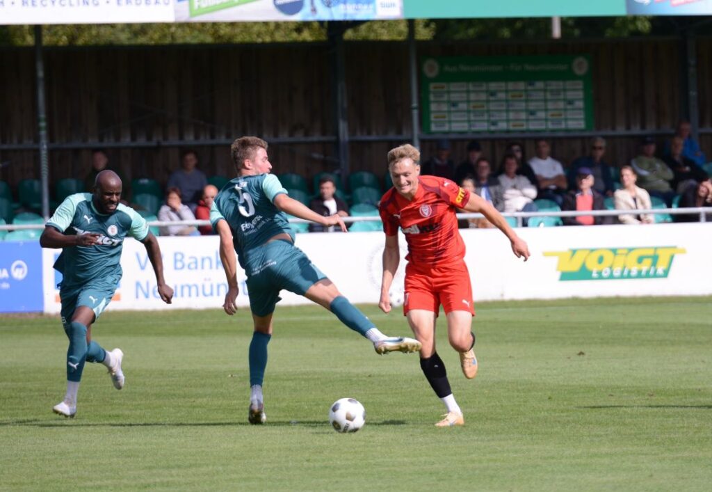 Tobias Foelster (PSV Neumünster) kann Marc Schwabe (Kilia kiel nicht stoppen. © 2026 Olaf Wegerich