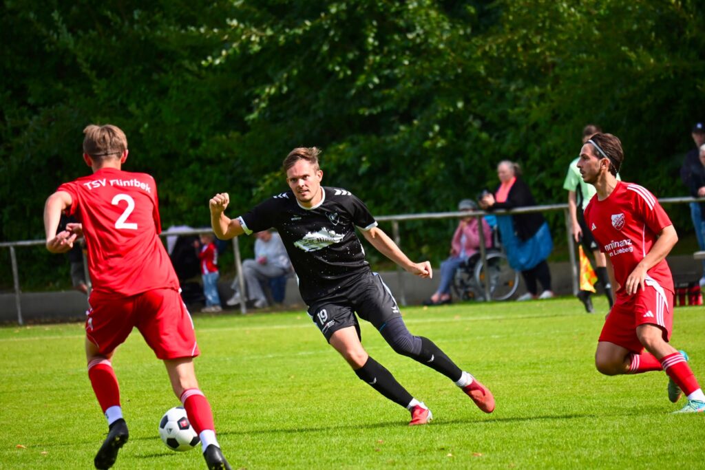 Tom Steinmetz (TS Einfeld) hier gegen Jan Ratjen (2, TSV Flintbek) ist Einfelds Herzstück in der Defensive. © 2026 Meryem Manke