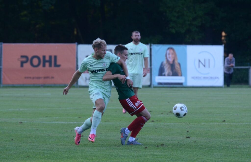Torvorbereiter Youri Von der Mehden (PSV Neumünster) gegen Torschütze Thies Kochanski (Hohenwestedt). © 2026 Olaf Wegerich