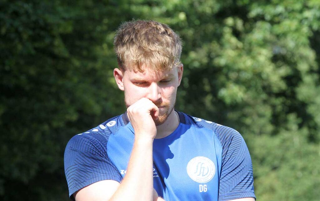 Trainer Dennis Guscinas (Suchsdorfer SV) hatte an den 4 Toren innerhalb von 15 Minuten nach der Pause zu knabbern. © 2026 Ismail Yesilyurt