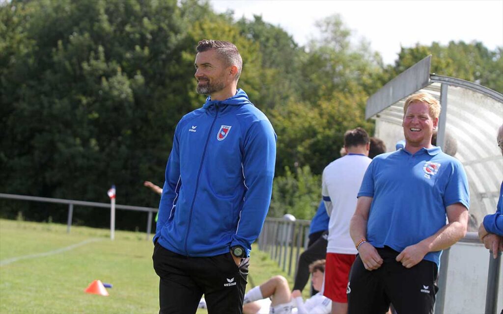 Trainer Dennis Usadel (TSV Friedrichsberg-Busdorf) gewann der Partie gegen den Spitzenreiter TSV Kronshagen viele positive Eindrücke ab. © 2026 Ismail Yesilyurt