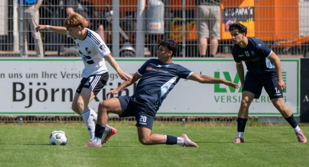 Walid El Gafsi (Rapid Lübeck) versucht Mathis Harms (Heider SV) zu stoppen. © 2026 Volker Schlichting
